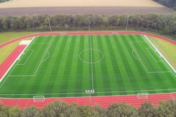 Ansicht des Kunstrasenplatz der Sportschule Emsland