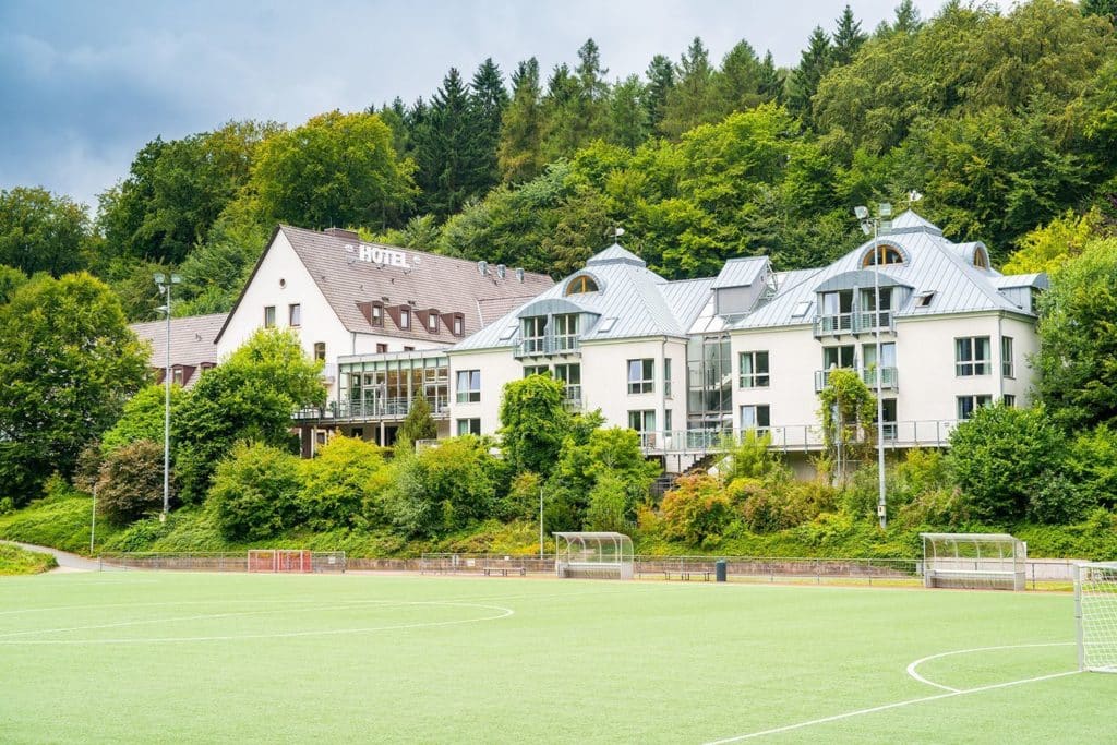 Die Atmosphäre mit mit dem Sportplatz, der Unterkunft und dem angrenzenden Waldgebiet ist einzigartig im Trainingslager am Deister