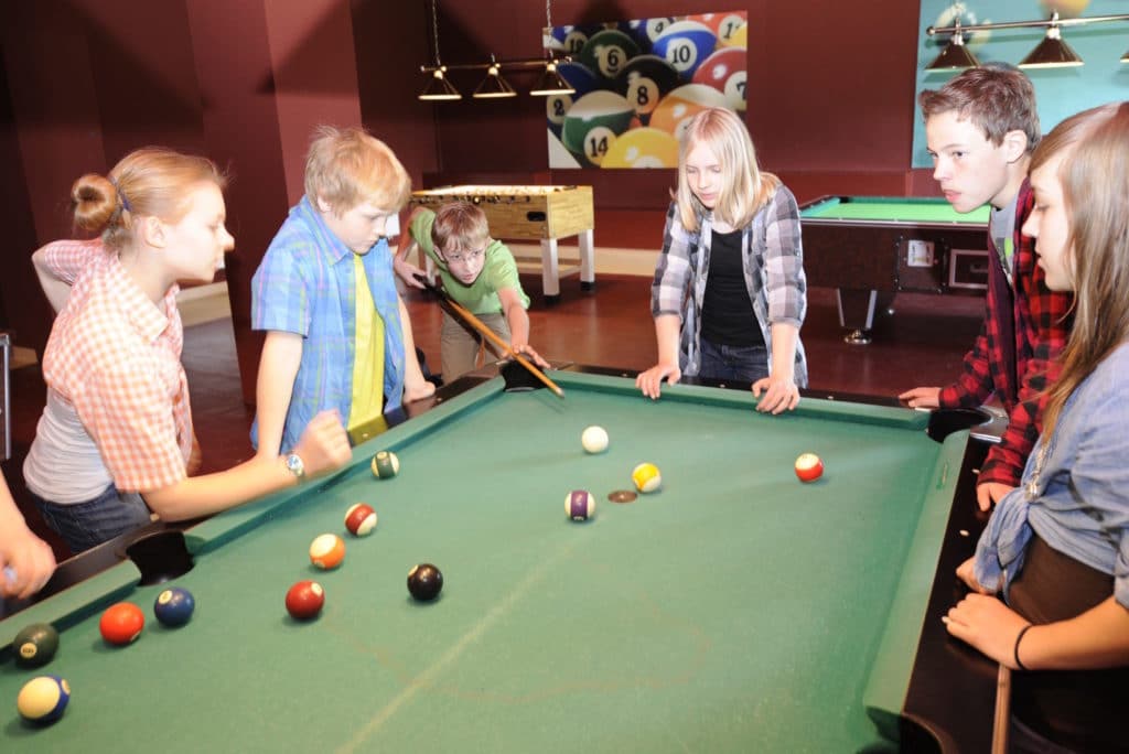 Vielseitiger Freizeitraum mit Billiard & Kicker