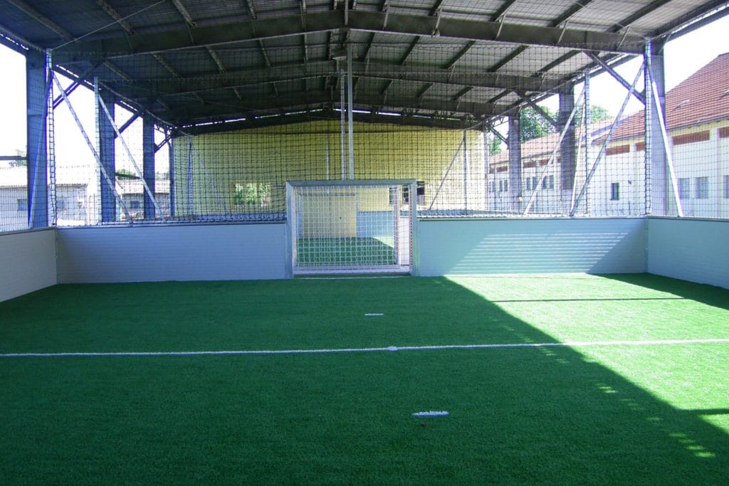 Indoor-Soccerhalle auf Kunstrasen beim Trainingslager am See