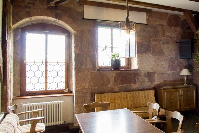 Historischer Aufenthaltsraum im Trainingslager auf der Burg
