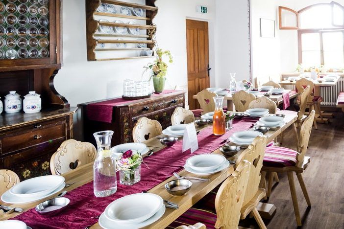 Speisesaal in historischem Ambiente im Trainingslager auf der Burg