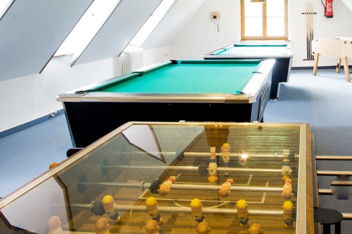 Kickertisch und Billard im Trainingslager auf der Burg