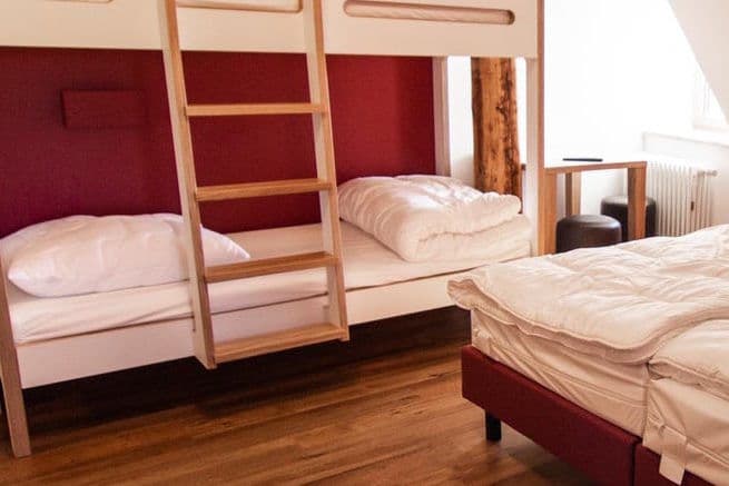 Modernisiertes Mehrbettzimmer beim Trainingslager auf der Burg
