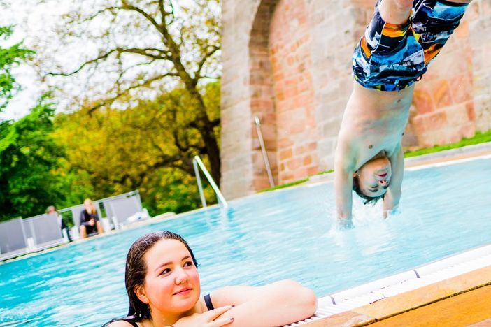 Tolles Freibad in historischer Umgebung im Trainingslager auf der Burg