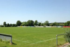 Schöner Rasenplatz während des Fussball Trainingslager auf der Burg