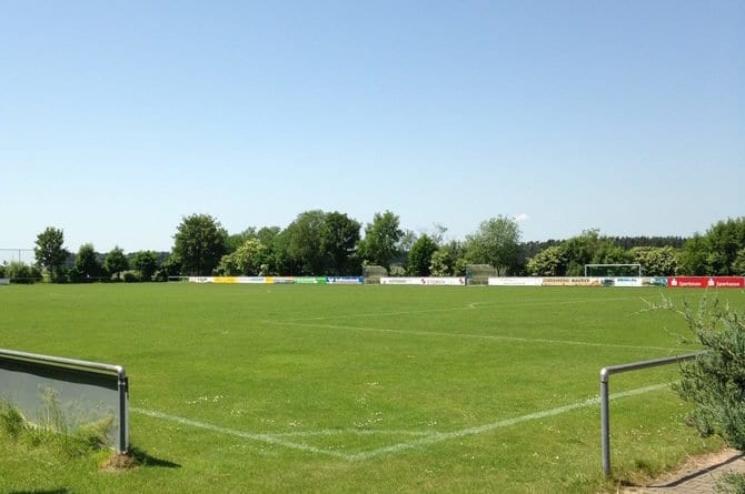 Schöner Rasenplatz während des Fussball Trainingslager auf der Burg
