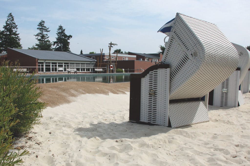 Außenbereich mit Schwimmbecken und Strandkörben