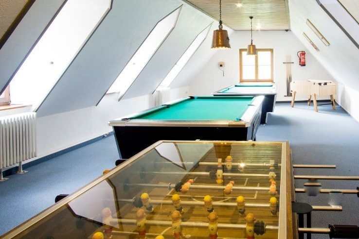Aufenthaltsraum mit Kickertisch und Billard beim Fussball Trainingslager Frankfurt