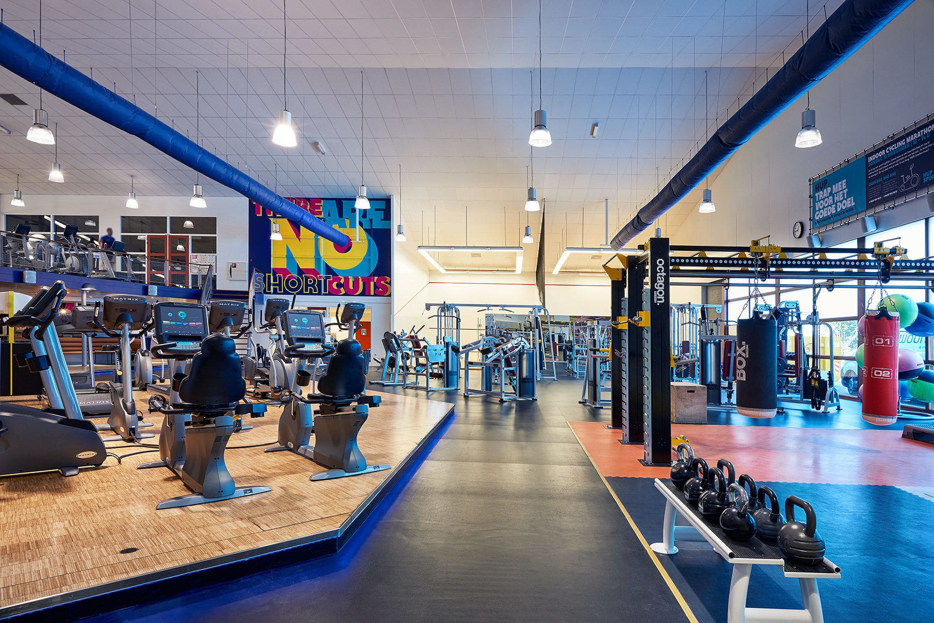 Großer Fitnessbereich mit diversen Geräte zum Krafttraining im Trainingslager Geldrop