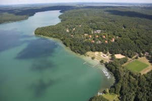Wunderschöne Luftaufnahme des Trainingslagers Haus am See