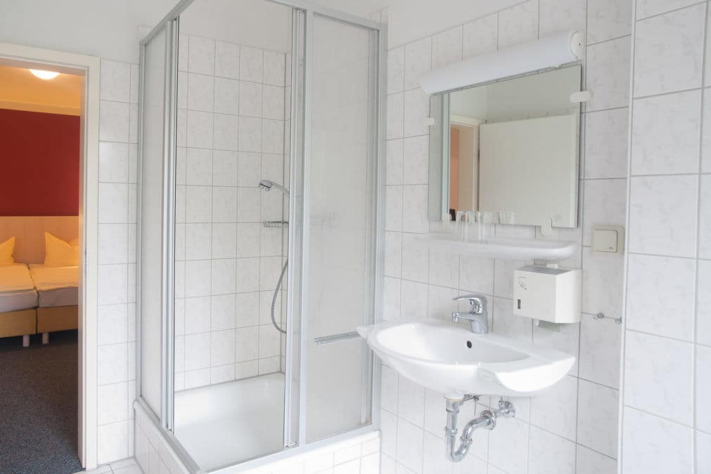 Modernes Badezimmer mit eigenem Duschbereich im Trainingslager Leipzig