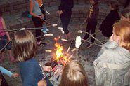 Es gibt eine Feuerstelle, um Stockbrot zu machen und den Abend ausklingen zu lassen beim Trainerlager an der Mecklenburgischen Seenplatte