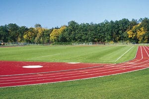 Toller Rasenplatz des Trainingslager Oberbayern mit Tartanbahn