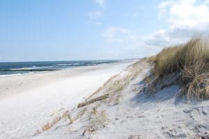 Die wunderschönen Dünen und feiner Strandstrand mit Blick auf das Meer