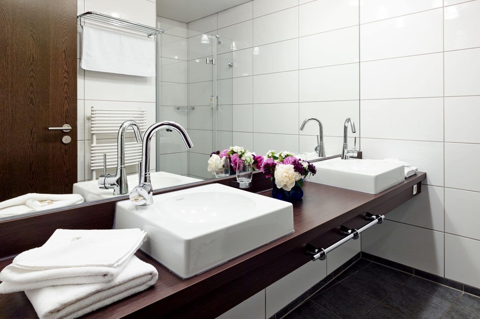 Hochwertige Badezimmer mit separaten Waschbecken und luxuriöser Dusche