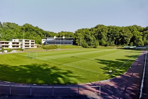 Der Rasenplatz liegt direkt neben der Unterkunft beim Trainingslager Rhein-Sieg
