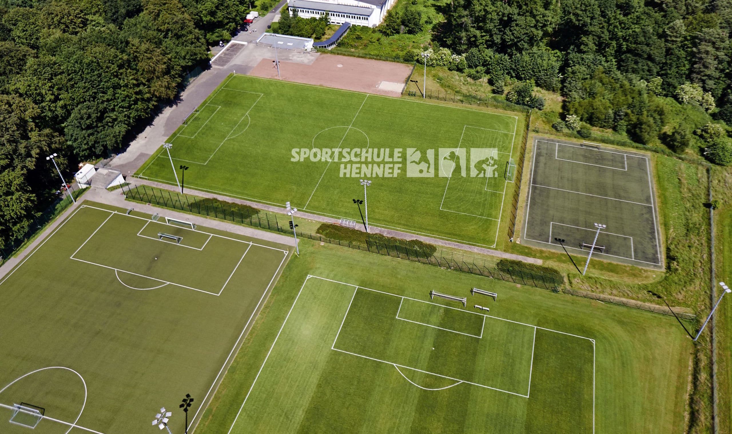 Riesige Sportanlage mit mehreren Plätzen beim Trainingslager Hennef