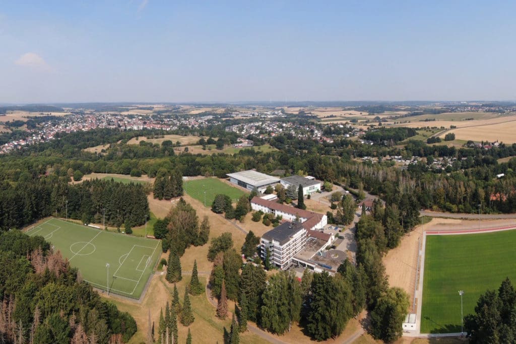 Luftaufnahme Sporthotel Mittelhessen samt Rasen- und Ksuntrasenplätzen