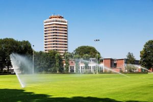 Wassersprenger auf dem Rasenplatz der Sportschule Wedau