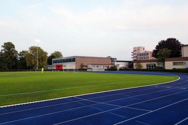 Fussballplatz mit Tartanbahn im Fussball Trainingslager Ruhrgebiet