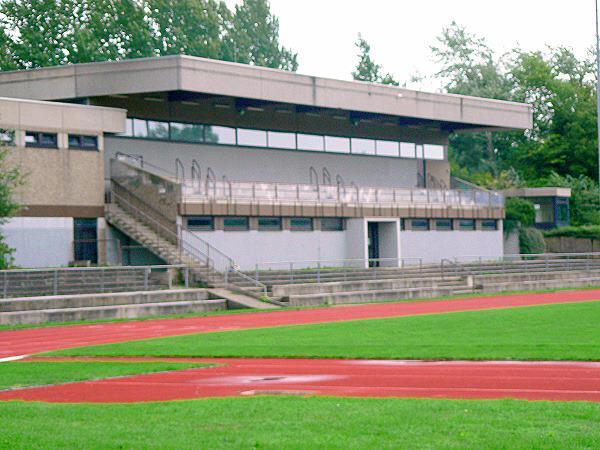 Sportplatz mit kleiner Tribüne beim Fussball Trainingslager Ploen
