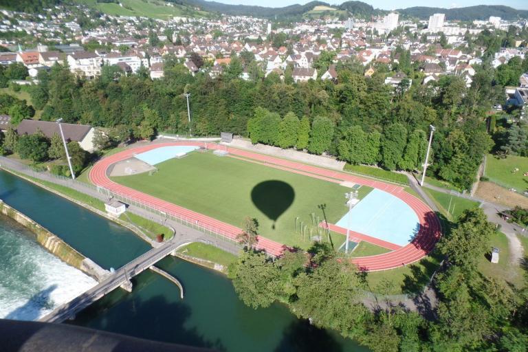 Luftaufnahme des Fussball Trainingslager an der Limmat