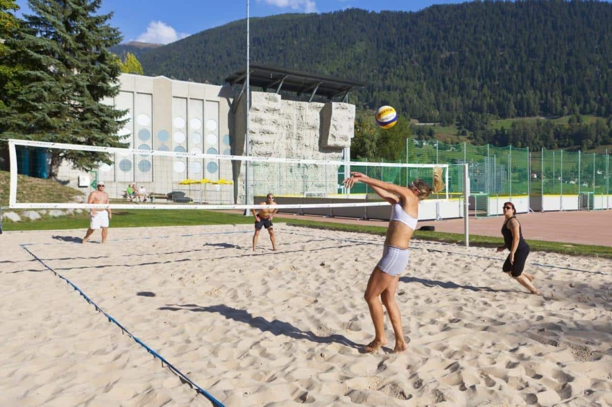 Beachvolleyballplatz im Fussball Trainingslager Wallis