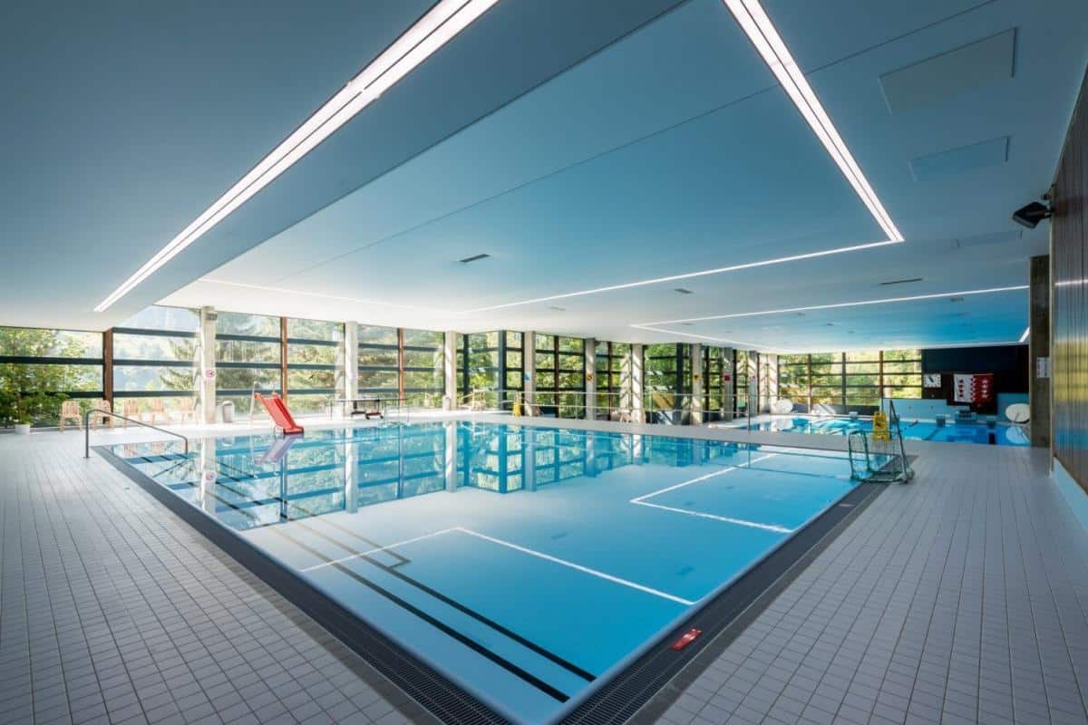 Hallenbad im Fussball Trainingslager Wallis