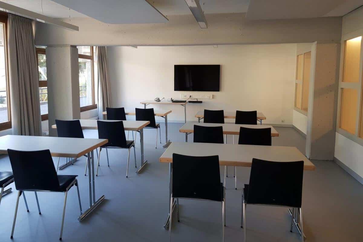 Moderner Seminarraum im Fussball Trainingslager Wallis