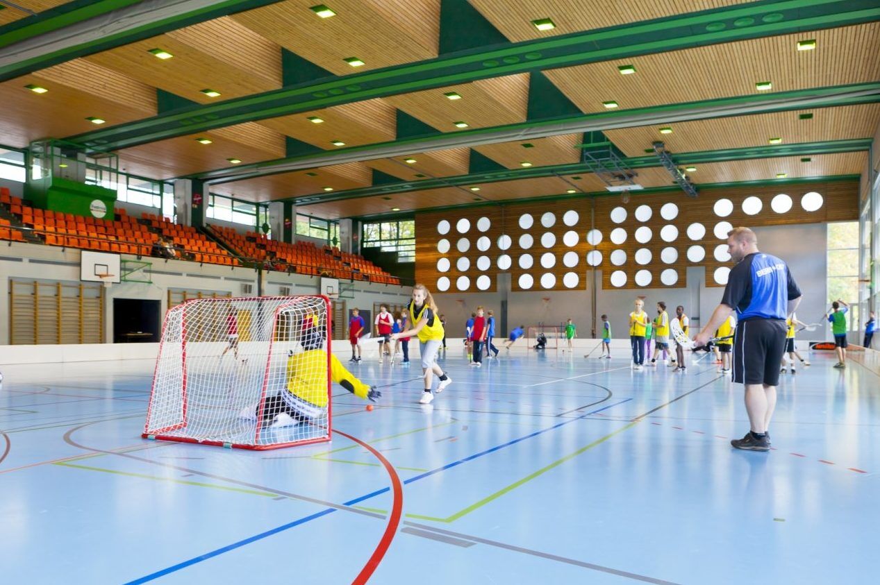 Große Sporthalle für Alternativeinheiten im Fussball Trainingslager Wallis
