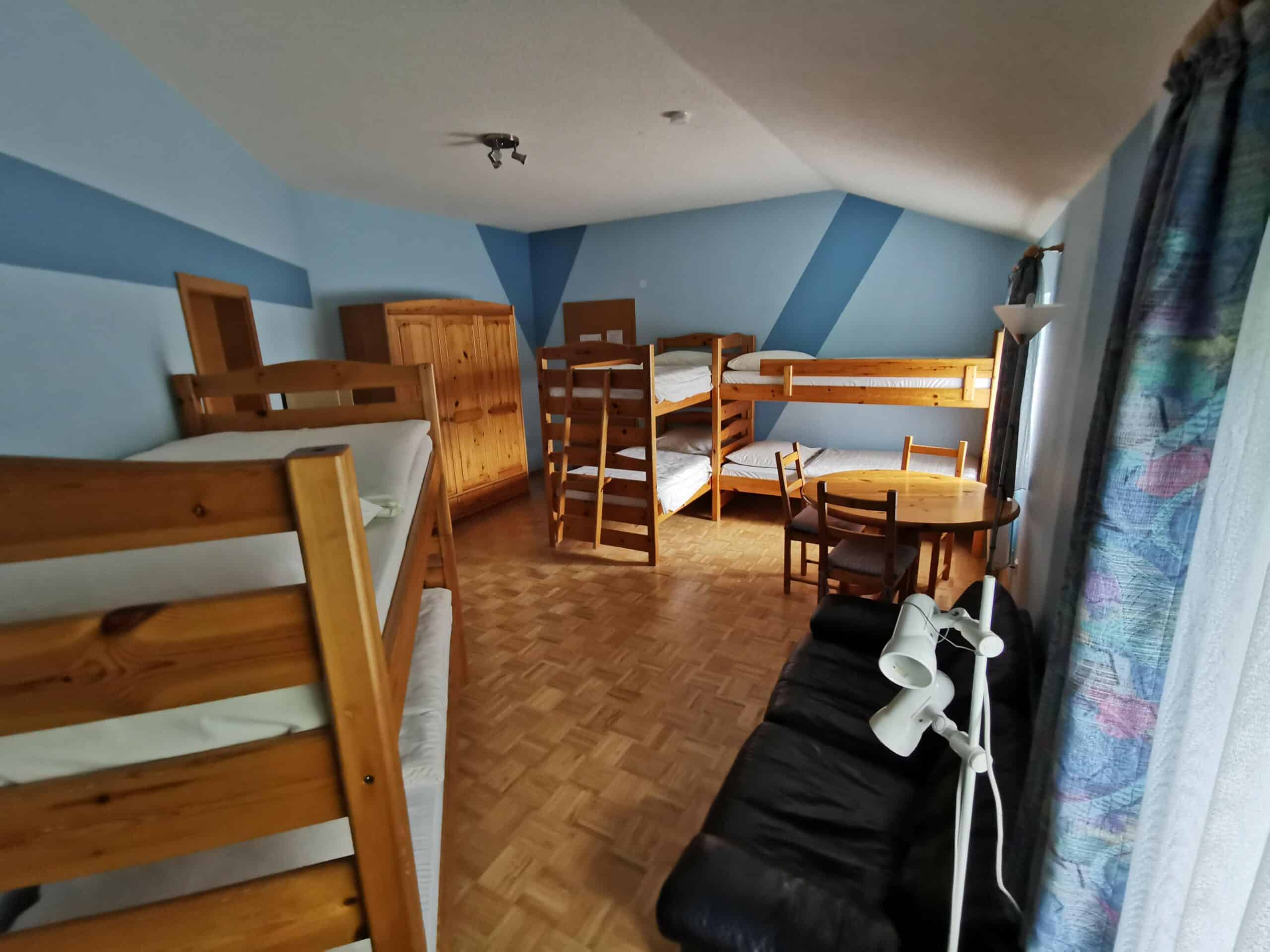 Ein gepflegtes Mehrbettzimmer mit Hochbetten.