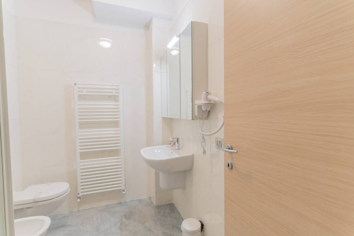 Das Badezimmer ist gepflegt, geräumig und modern.