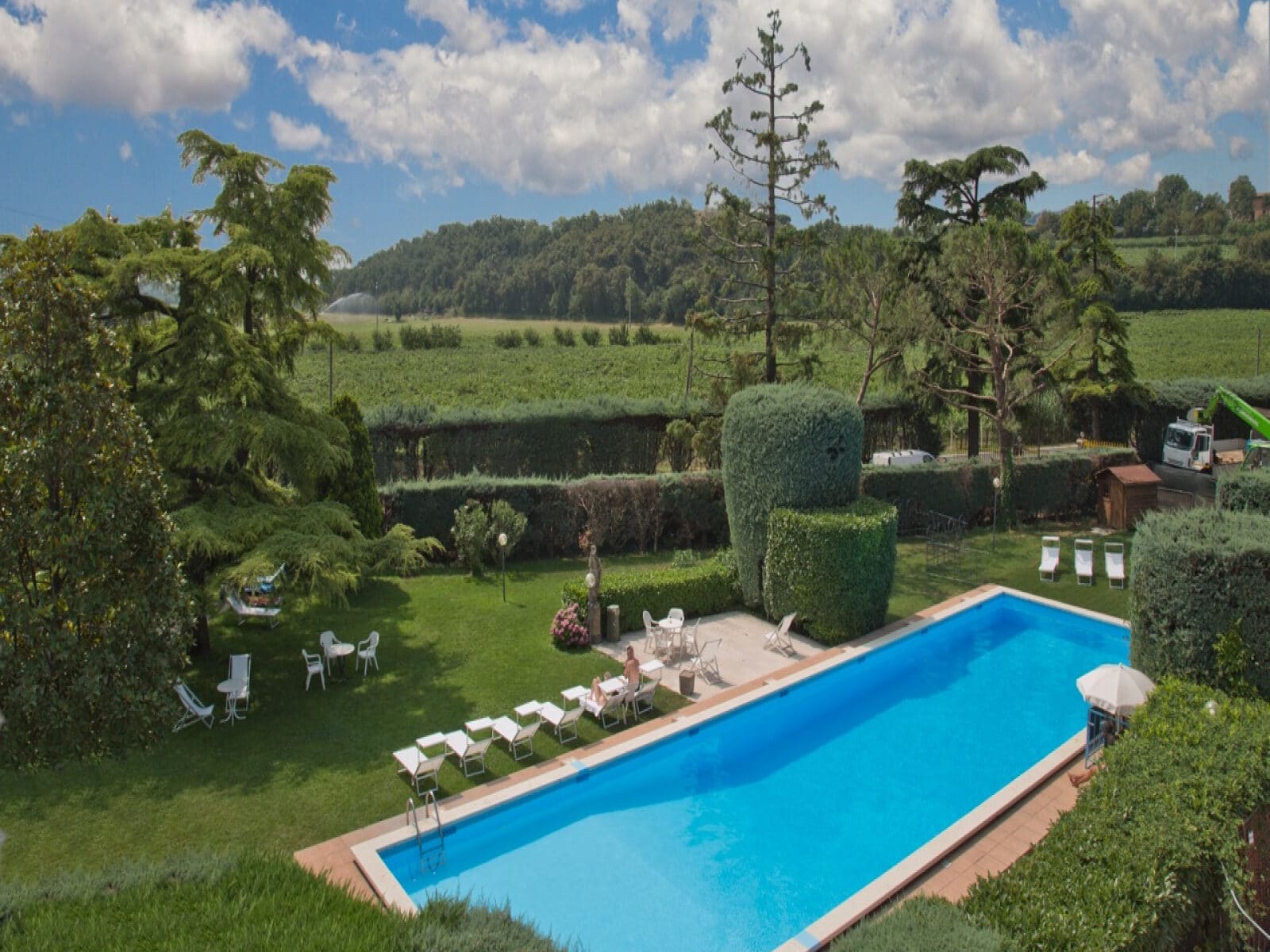 Der Swimmingpool und die Außenanlage des Resorts.