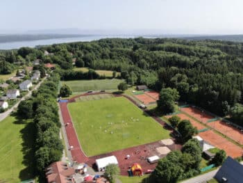 sportgelände neben einem see