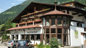 Martinerhof an der Hauptstraße