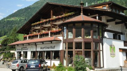 Martinerhof an der Hauptstraße