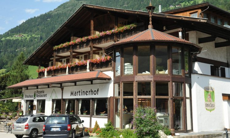 Martinerhof an der Hauptstraße Martinerhof an der Hauptstraße