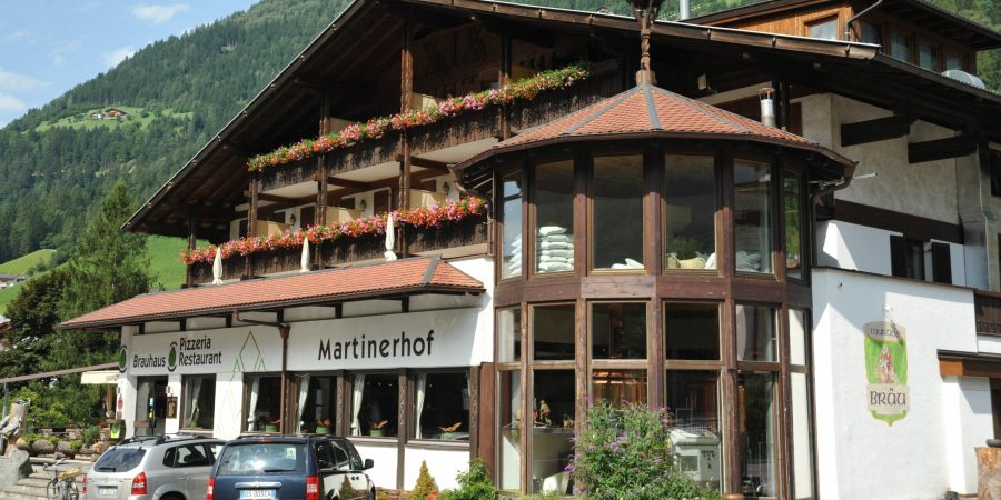 Martinerhof an der Hauptstraße
