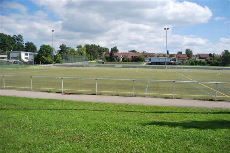 Es ist der Kunstrasenplatz des Trainingsgeländes zu sehen.