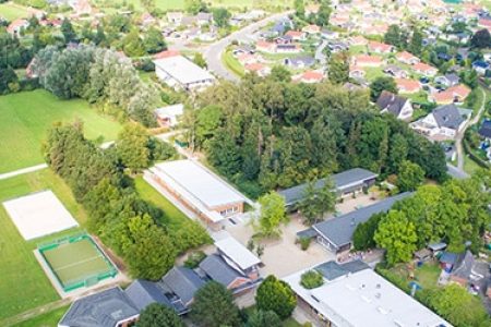 Vogelperspektive der Unterkunft mit Sportanlage.