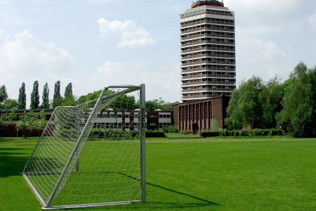 Fussball Trainingslager auf dem Rasenplatz in der Sportschule Wedau