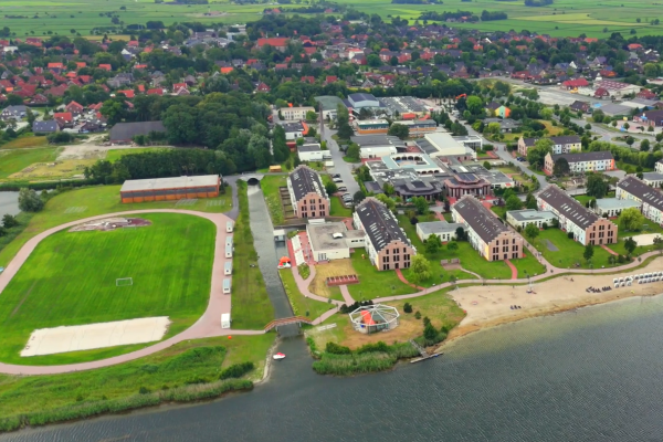 Wangerland Resort von oben_Sportplätze