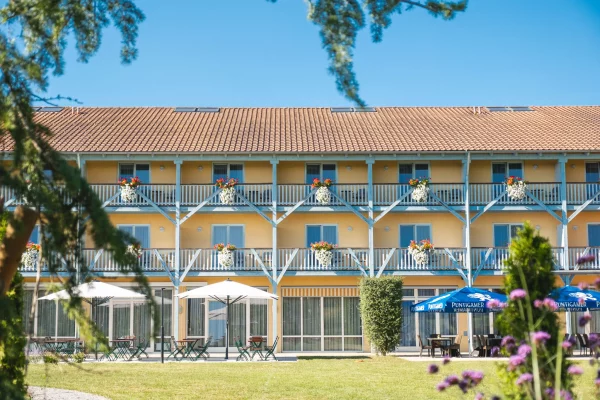 jufa-hotel-vulkanland-gnas-balkone-ueberblick-scaled.jpg