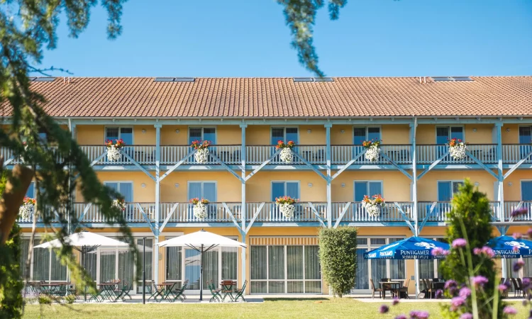 jufa-hotel-vulkanland-gnas-balkone-ueberblick-scaled.jpg