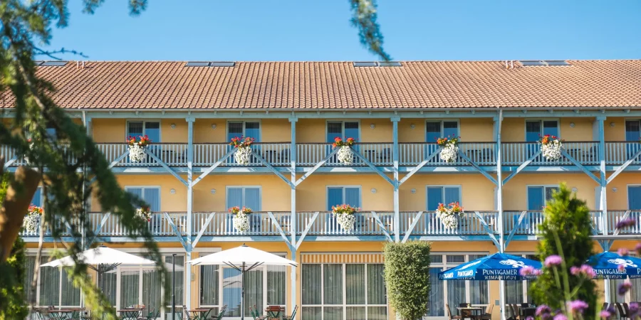 jufa-hotel-vulkanland-gnas-balkone-ueberblick-scaled.jpg