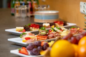 seminar-pause-essen-platte-detail-seitlich-rechts-jufa-hotels-scaled.jpg