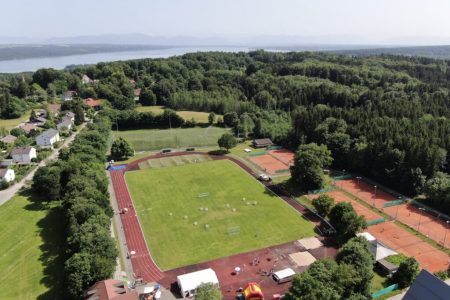 sportgelände neben einem see