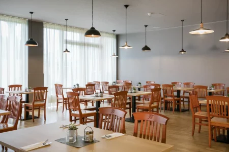 tische-stuehle-restaurant-jufa-hotel-gnas-scaled.jpg