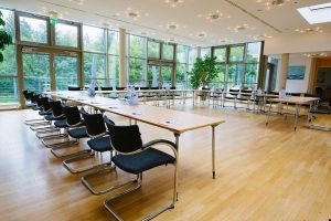 Der große Seminarraum mit ganz viel Platz kann für Besprechungen oder Teamabende genutzt werden